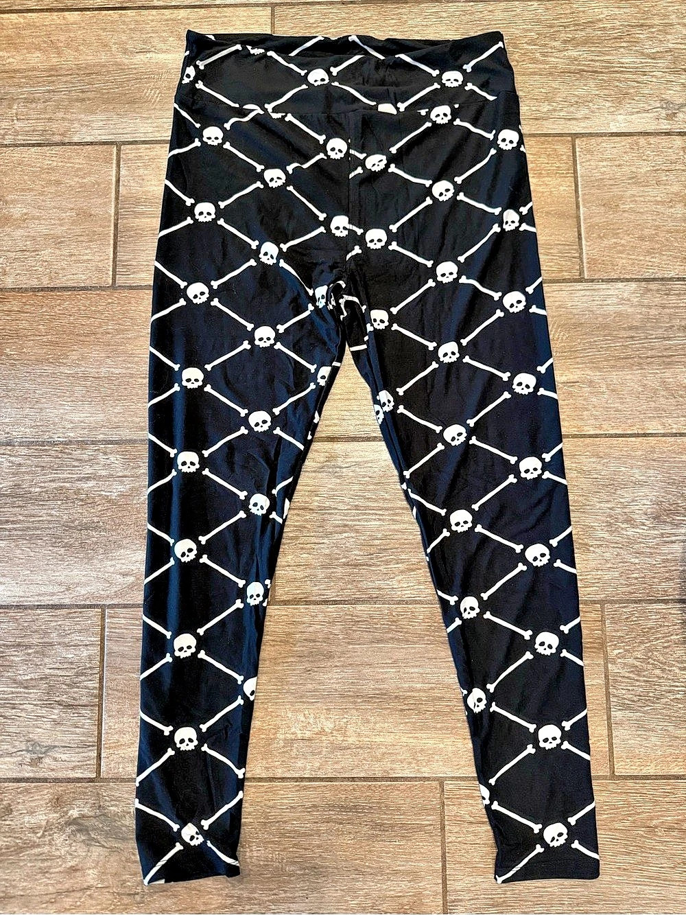 New LulaRoe Skull Print Leggings in Black & White size Tall & Curvy